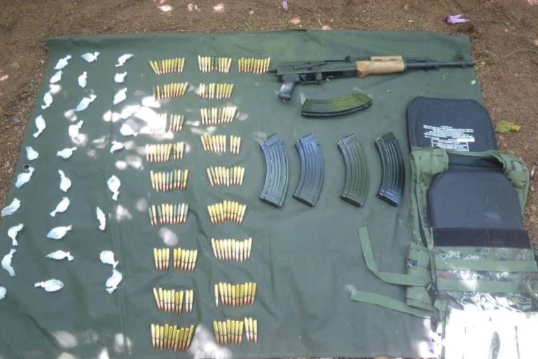 Ejército asegura armas, municiones y droga en Culiacán y Rosario
