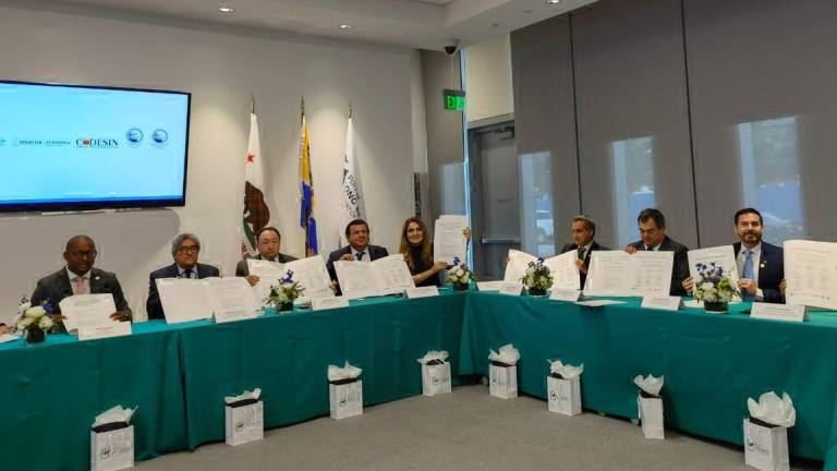 Firma de Memorando de Entendimiento entre funcionarios y empresarios de Mazatlán con empresarios de California.