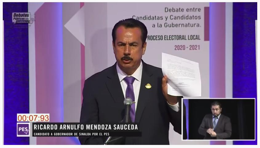 $!Durante el primer debate entre candidatos, Mendoza mostró un supuesto documento de solicitud para su protección a la Guardia Nacional.