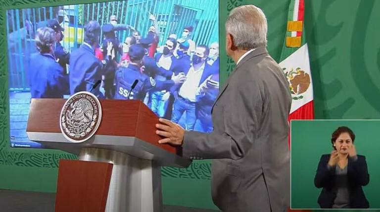 AMLO exhibe videos de insultos racistas de manifestantes mexicanos fuera de Embajada cubana