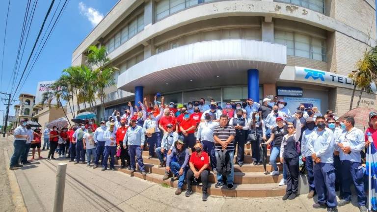 Trabajadores de Telmex inician la huelga en todo el País.