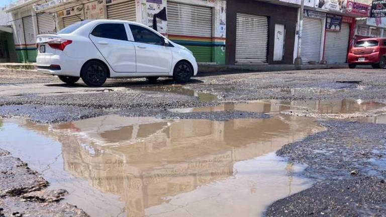 Vecinos y comerciantes señalan accidentes y acumulación de aguas negras en Avenida Insurgentes y calle Vicente Suárez.