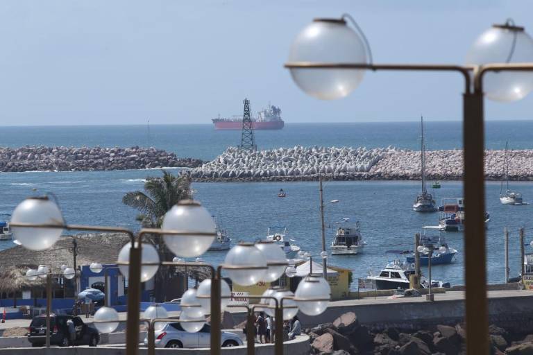 Deja Mazatlán barco petrolero en el que se detectaron casos de Covid-19