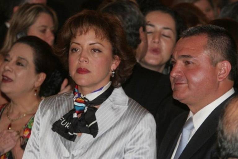 Esposa y hermanos de García Luna, en lista de órdenes de aprehensión de FGR