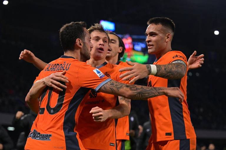El Inter deja tocado al Napoli al golearlo 3-0