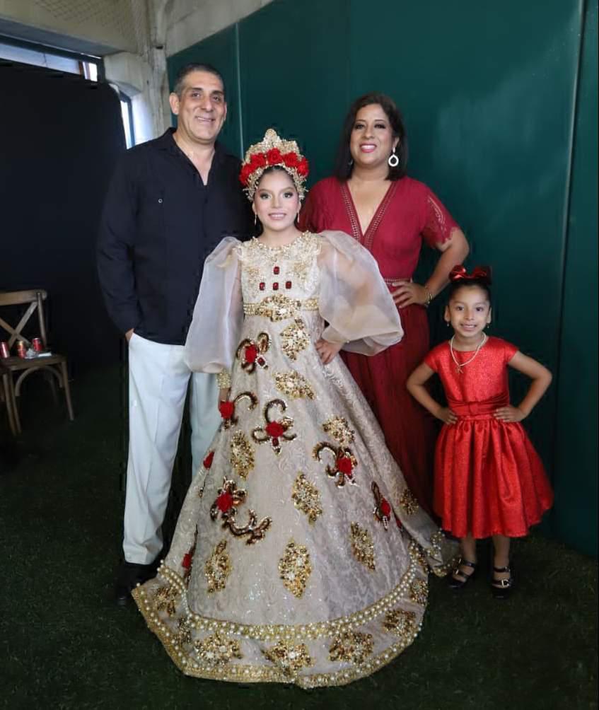 $!Elisa Gutiérrez entre sus papás, Carlos Gutiérrez e Itzel Figueroa, y su hermana Estela.