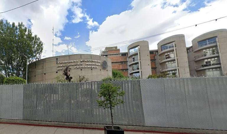 Atacan a balazos en la CDMX vehículo oficial del TEPJF; hay dos muertos