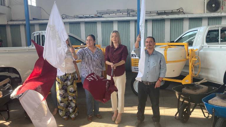 Banderazo de arranque del programa Maz Bachetón por parte de las autoridades municipales.