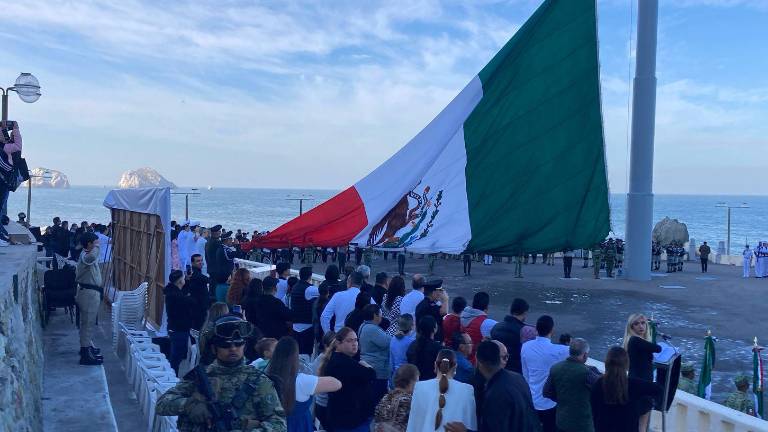 La ceremonia del Día de la Bandera fue en la Glorieta General Rodolfo Sánchez Taboada, ubicada en el Paseo Claussen.