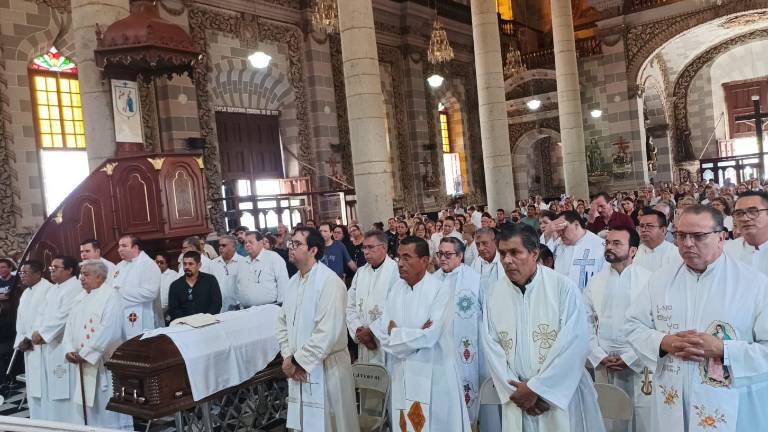 El Obispo Mario Espinosa Contreras leyó una semblanza del Padre José de Jesús Aguilar Enríquez.