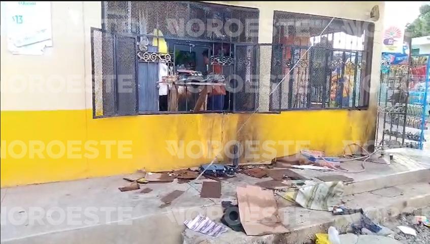 $!Hombre lanza gasolina y prende fuego a una tienda de abarrotes de la colonia Rincón de Urías de Mazatlán