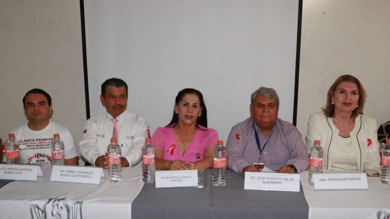Al desayuno académico “Mi lucha es Rosa” acudieron autoridades de Escuinapa, de Ecos-Kuuan Mani y médicos especialistas.