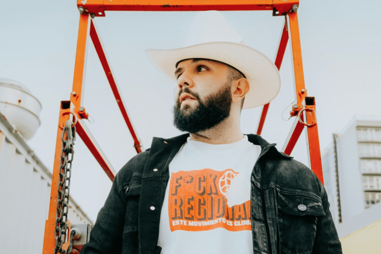 Lidera Carin León el movimiento global ‘F*ck Regional’