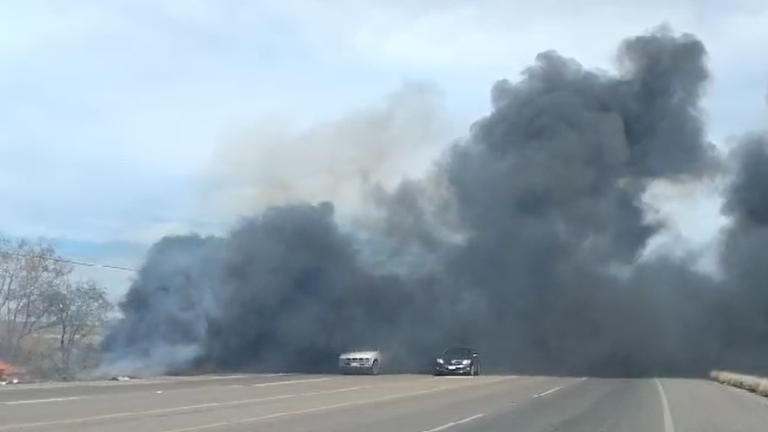 El incendio en la carretera de Altata a Navolato afecta la visibilidad de la zona.
