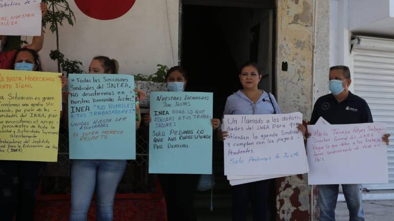 Trabajadores del INEA protestan en Mazatlán por el pago de prestaciones atrasadas