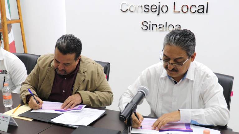 Jorge Luis Ruelas Miranda delegado del INE en Sinaloa y el Presidente del IEES Arturo Fajardo Mejía, suscribieron el plan de trabajo.