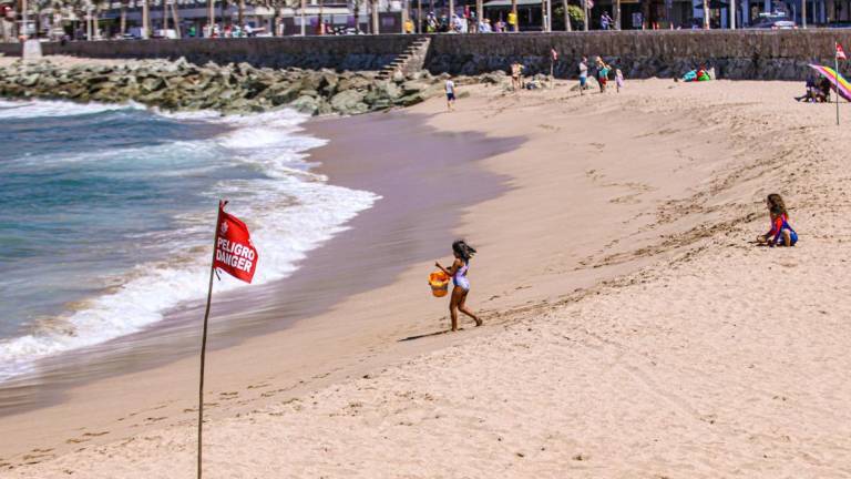 La Policía Acuática de Mazatlán a atender las banderas de prevención en las playas.