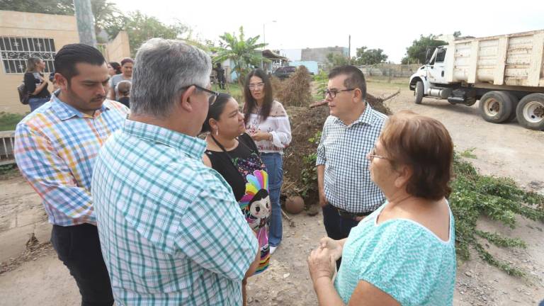 El Alcalde de Mazatlán y funcionarios municipales hicieron un recorrido por el fraccionamiento Santa Teresa.