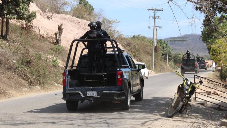 Varias patrullas de la Policía Municipal de El Rosario se dirigen a la zona serrana.