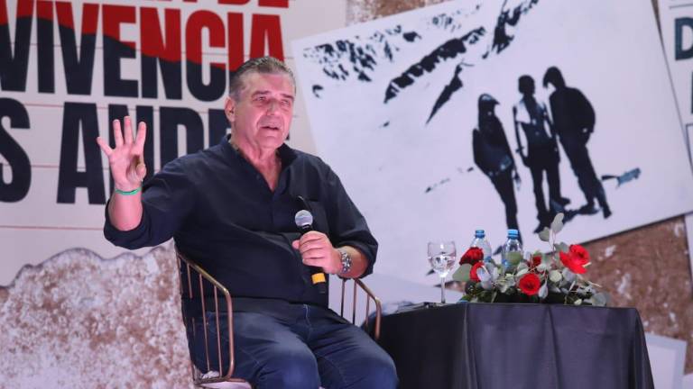 La charla de Carlitos Páez inició cerca de las 20:00 horas en el Centro de Convenciones de Mazatlán.