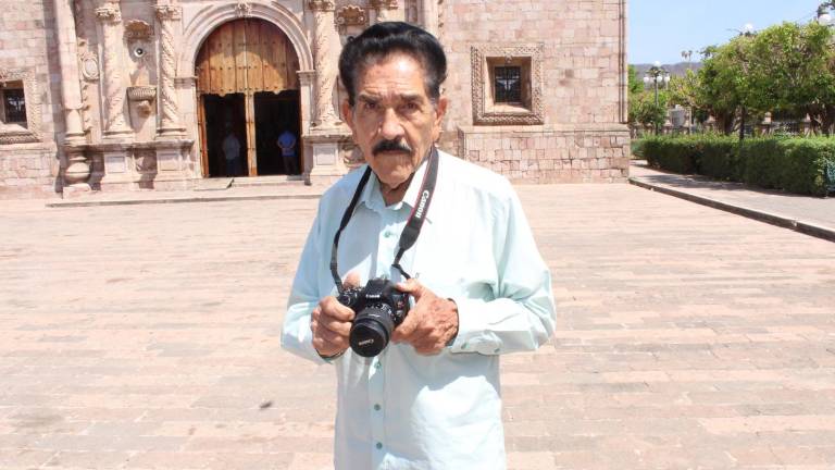 Agustín Pérez Velázquez recuerda que desde 1978 y con 16 años, desarrolla la fotografía en la ciudad.