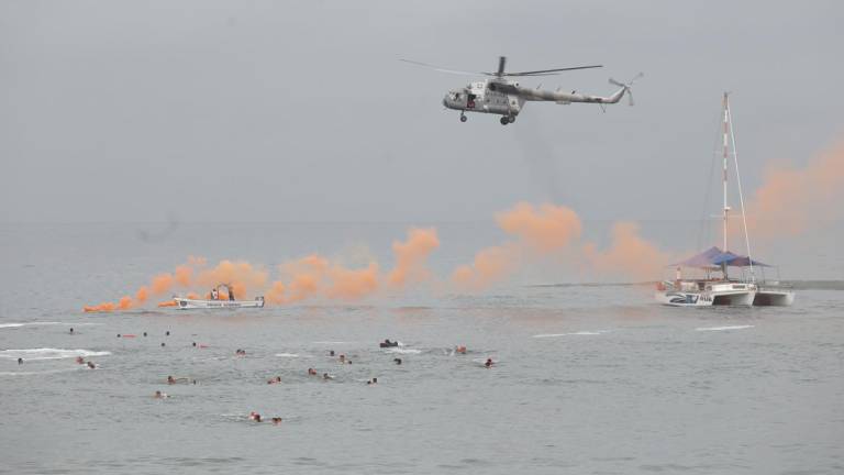 Salvavidas de Mazatlán participaron en un simulacro de rescate con el apoyo de vehículos, motos acuáticas, embarcaciones y un helicóptero.