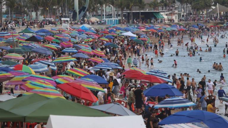 Disfrutan miles de personas de las playas de Mazatlán este Sábado de Gloria