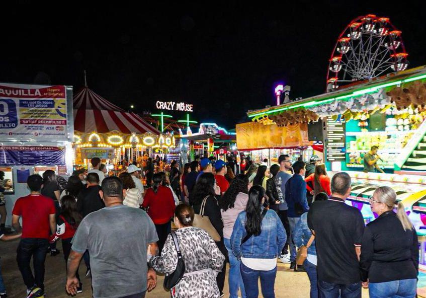 $!Chicos y grandes disfrutan del mágico show navideño en la Verbena Culiacán 2025