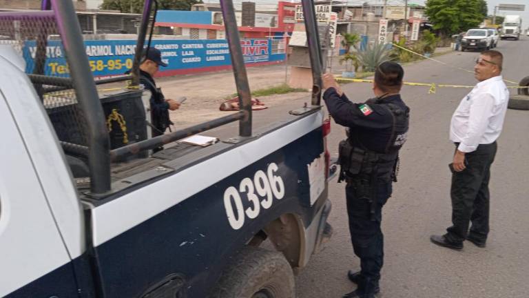 Agentes preventivos de Culiacán fueron notificados que a la altura del kilómetro 2 de La Costerita estaba el cuerpo.