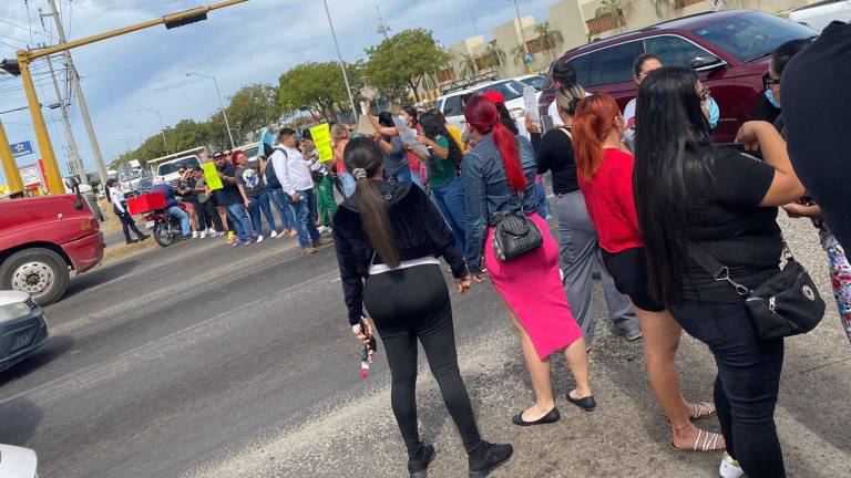 Padres de familia bloquean crucero en Mazatlán para denunciar falta de intendente en jardín de niños