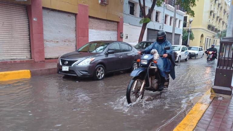 Las lluvias que caen esta mañana en Mazatlán han provocado fuertes encharcamientos en partes bajas de vialidades