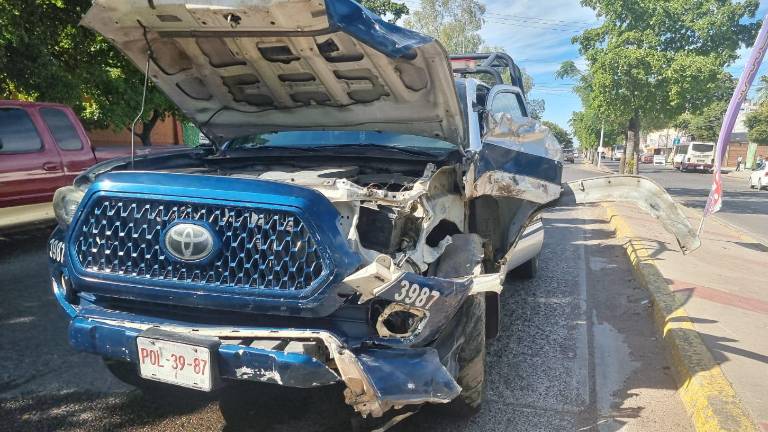 Una de las unidades accidentadas es una patrulla Tacoma.