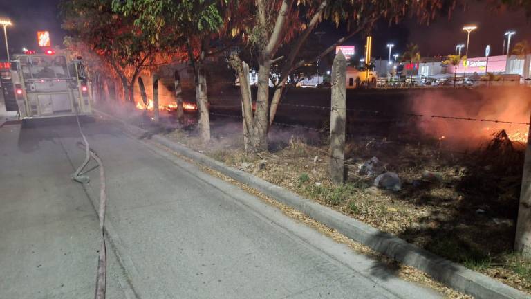 En solo tres días, bomberos apagan 20 incendios en baldíos de Mazatlán