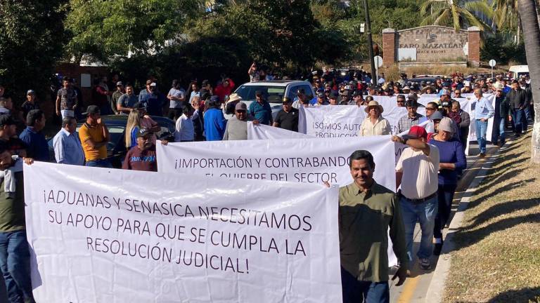 Pescadores de diversas latitudes del país se dieron cita en Mazatlán para hacer una marcha con una posterior manifestación en la Conapesca.
