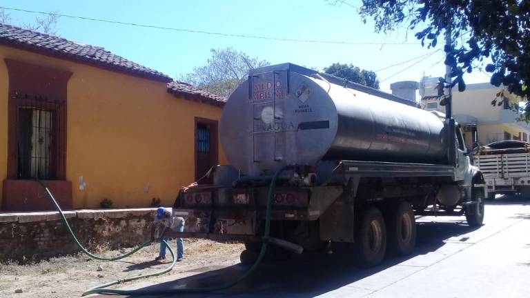 El Alcalde de Mazatlán confirmó que se está llevando agua en pipas para la zona serrana.