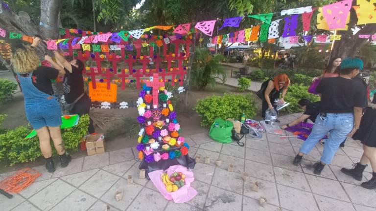 Colectivas feministas de Sinaloa instalan altar en memoria de las víctimas de feminicidio