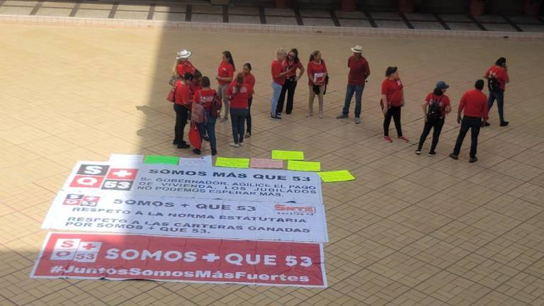 Jubilados del SNTE 53 exigen en Palacio de Gobierno pagos de interinatos