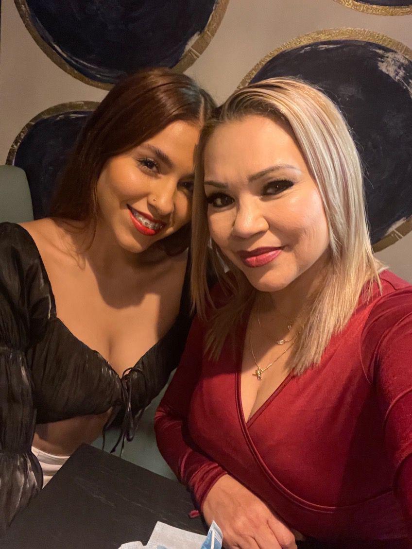 $!La cumpleañera en compañía de su mamá, Norma Soto de Magaña.
