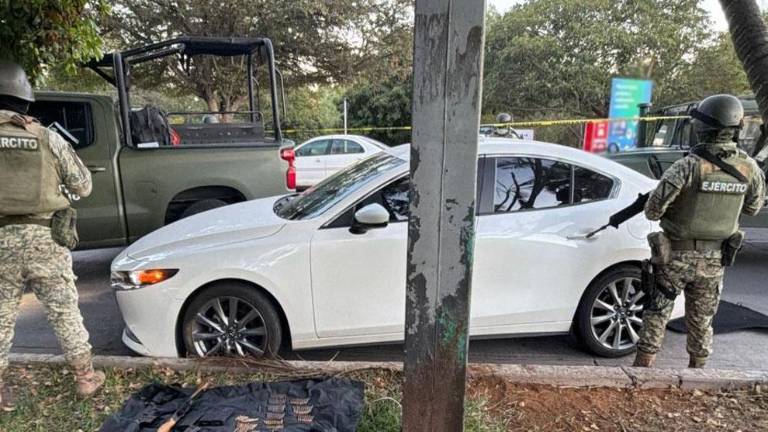 Armas, cartuchos y vehículo robado fueron asegurados tras persecución en el Malecón Nuevo.