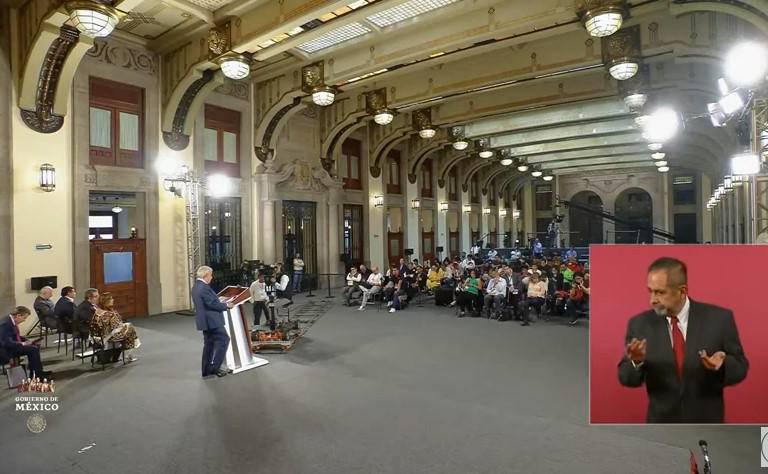 López Obrador reprocha críticas por eliminación de normas sobre el cáncer