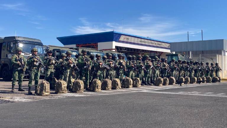 La llegada de los 60 elementos de las Fuerzas Especiales se registró cerca de las 9:30 horas al Aeropuerto Internacional General Rafael Buelna, en Mazatlán.