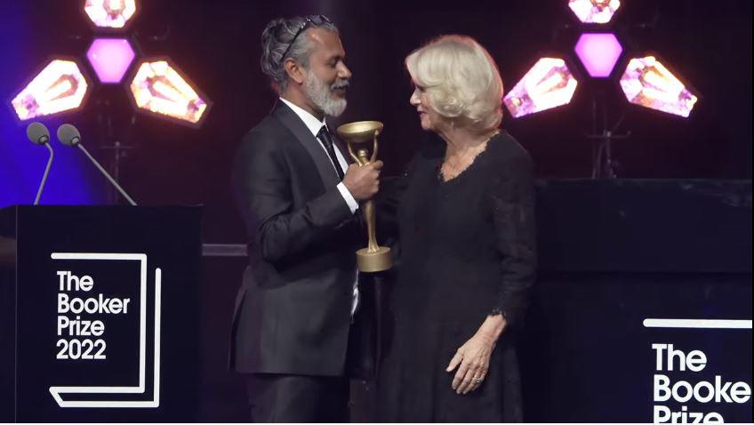 $!Shehan Karunatilaka recibe el premio por su obra literaria.