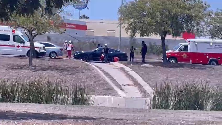 $!Disparan contra conductor de un auto deportivo en la avenida Paseo del Atlántico, en la Marina Mazatlán