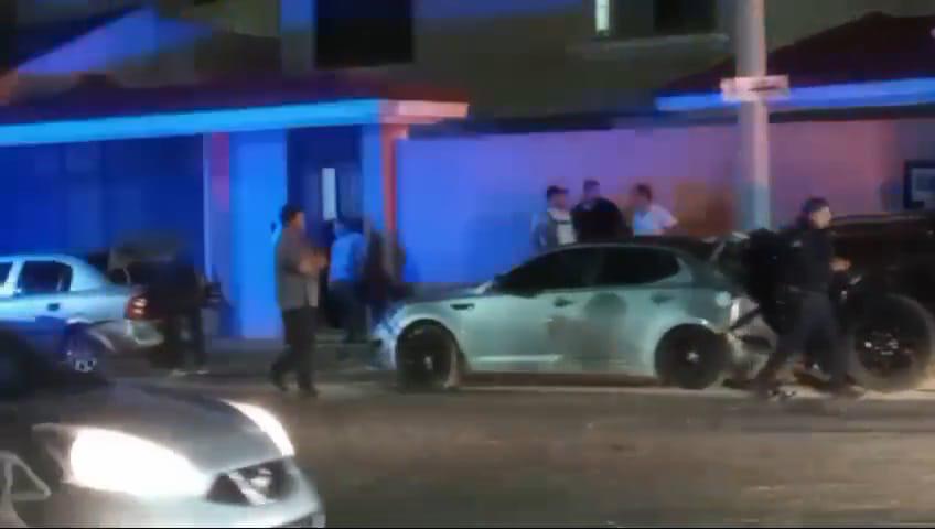 $!Conductor se impacta a toda velocidad contra vehículos estacionados y deja seis heridos en Mazatlán