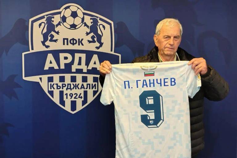 Ex futbolista acude a homenaje de su club tras declararlo muerto