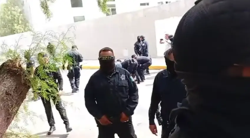 $!Policía desaloja con violencia a productores de frijol en Zacatecas que protestaban en acceso a concierto por el Día de las Madres