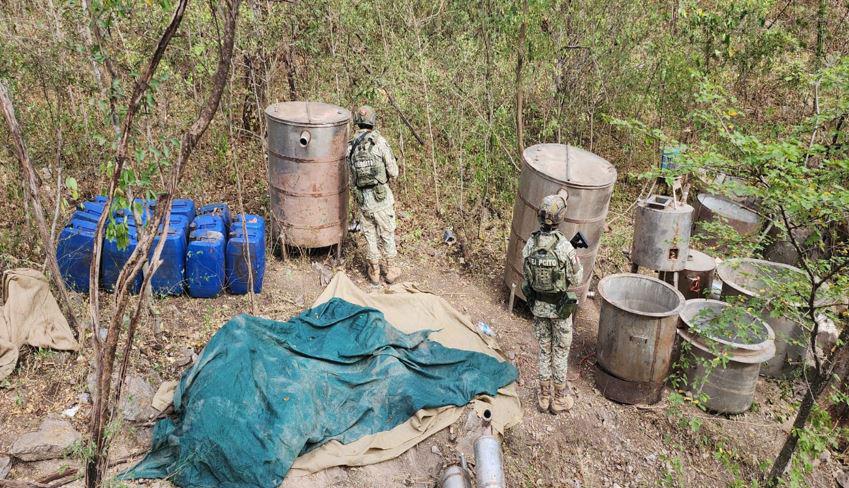 $!Decomisan más de 9 mil litros de precursores de droga sintética en Culiacán