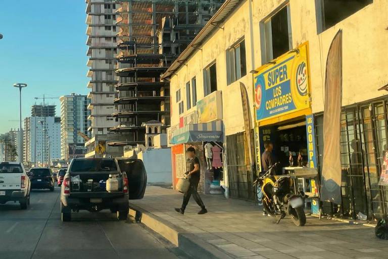 Retiran tanques de gas de negocio cercano a taquería que explotó en Mazatlan