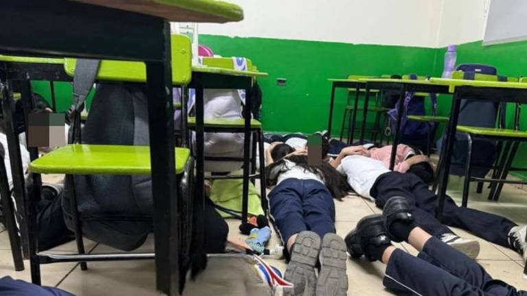 Docentes de la escuela llevaron a cabo un protocolo para la seguridad de los infantes, ocultándose debajo de las mesas de las aulas.