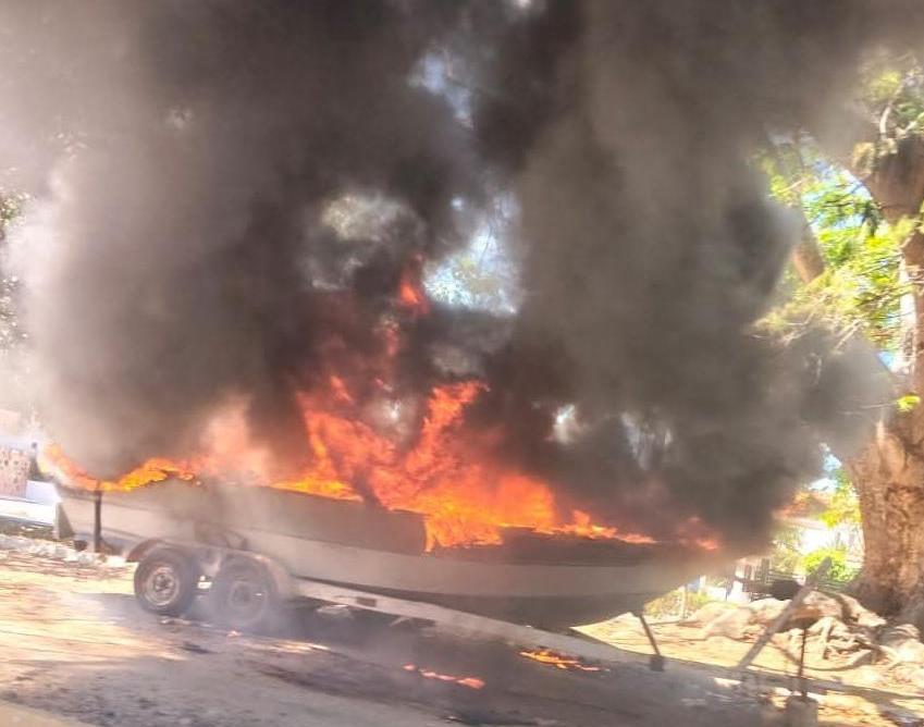 $!Se incendia lancha en avenida Sábalo Cerritos en Mazatlán; investigan a presunto responsable